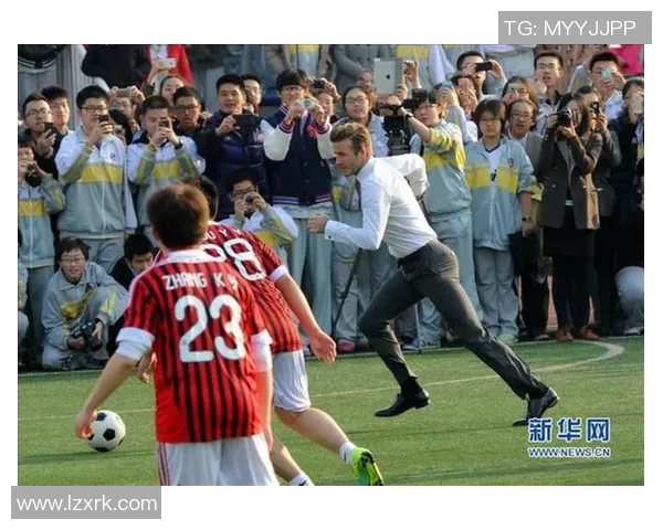 欧美足球明星同框瞬间回顾球场传奇与友谊交织的精彩时刻