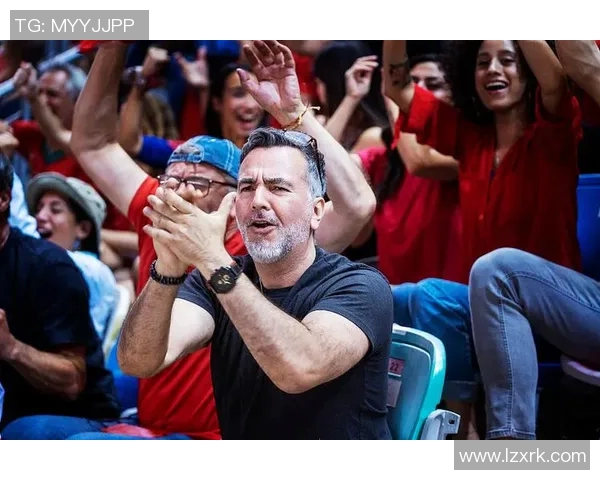 足球明星现场颠球展现惊人技艺引发观众热烈欢呼与掌声