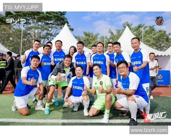 足球明星横屏海报展示激情与荣耀的瞬间尽显球场风采